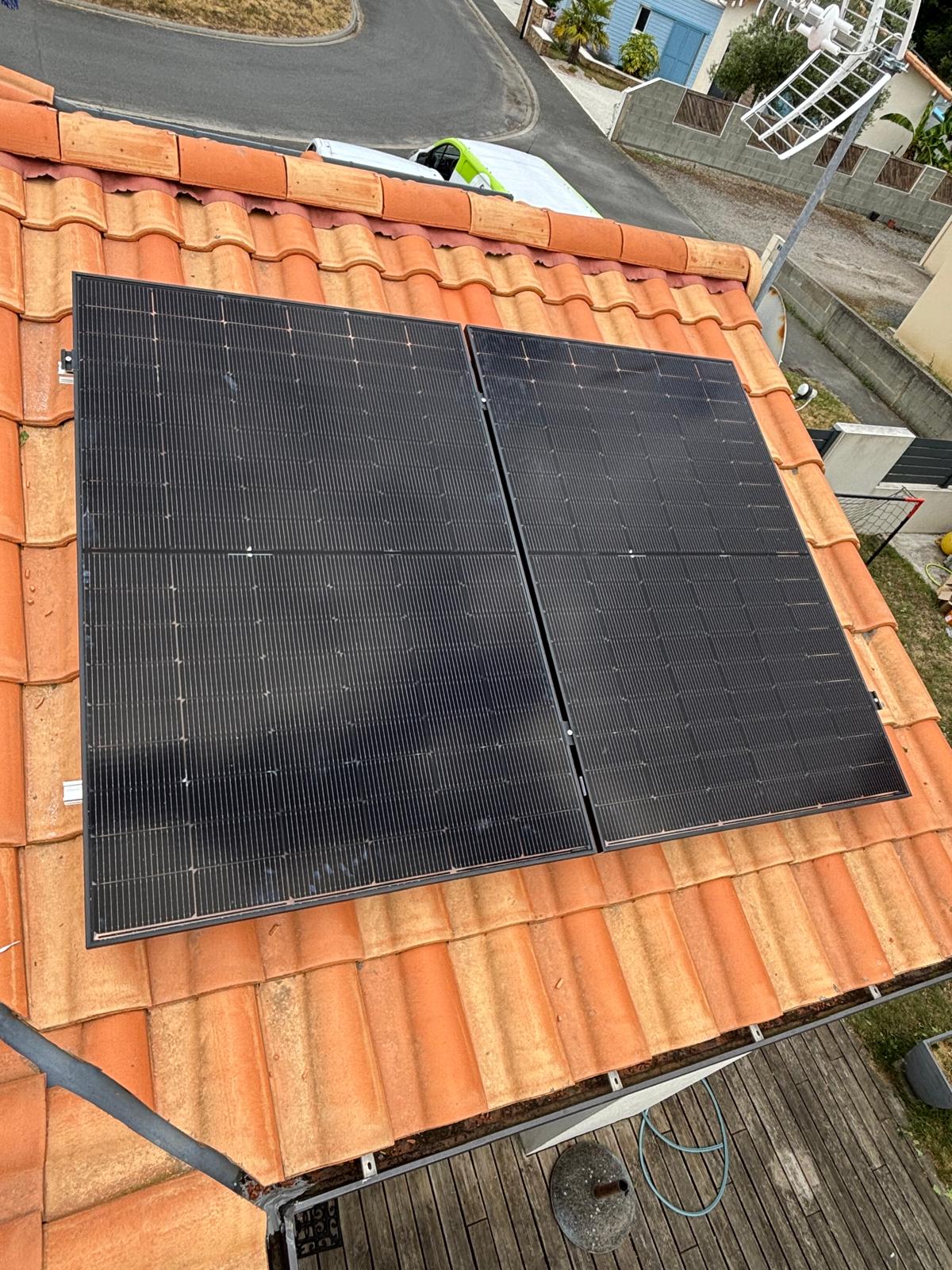 photo de panneaux solaire photovoltaïques posés à Montaigu Vendee